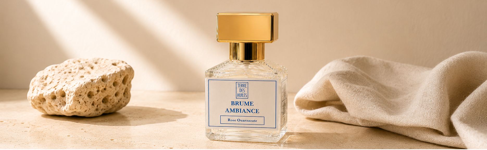 Brume d'ambiance parfumée Terre Des Huiles, flacon verre et bouchon doré