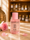 Flacon huile précieuse rose Terre Des Huiles avec bouchon fleur rose dans une ambiance orientale chic.