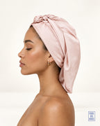 Bonnet de nuit rose poudré porté, cheveux protégés pour la nuit