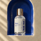 Flacon Brume Musc Terre Des Huiles 30 ml dans une niche bleu roi, mur de tadelakt au soleil