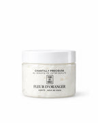Chantilly Précieuse Terre Des Huiles, pot de beurre fouetté sur fond blanc