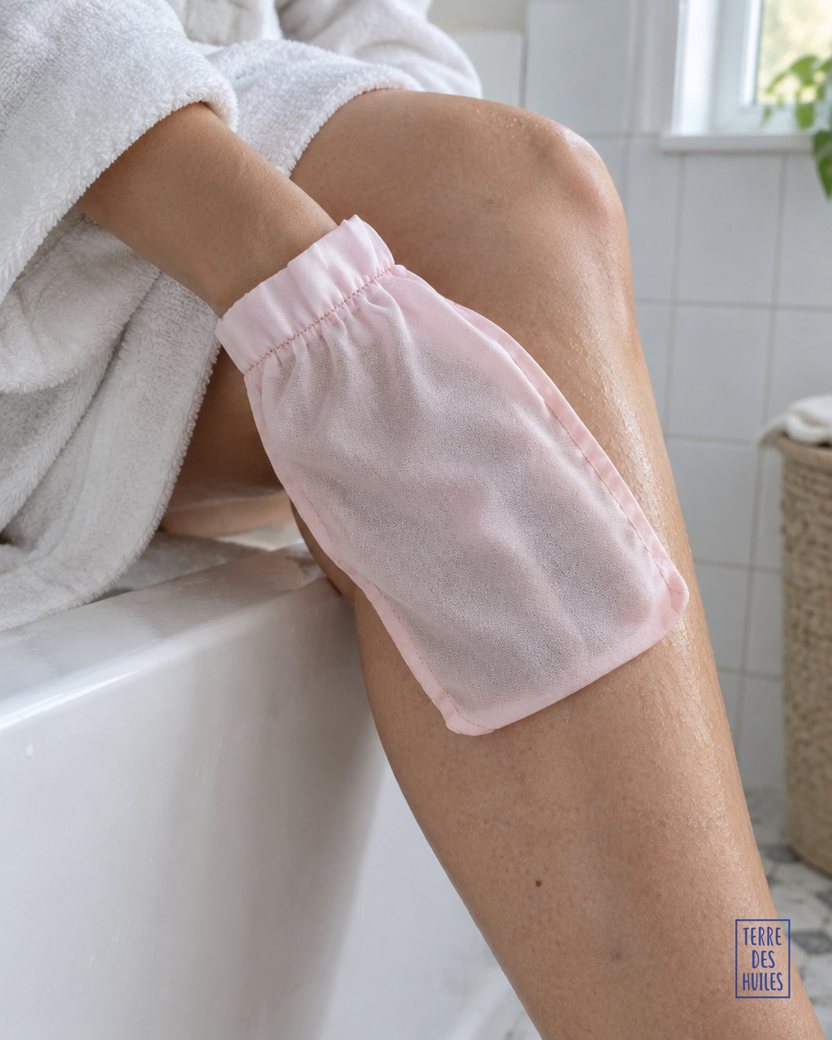 Gommage de la jambe avec le gant de soie mouillé, sans savon