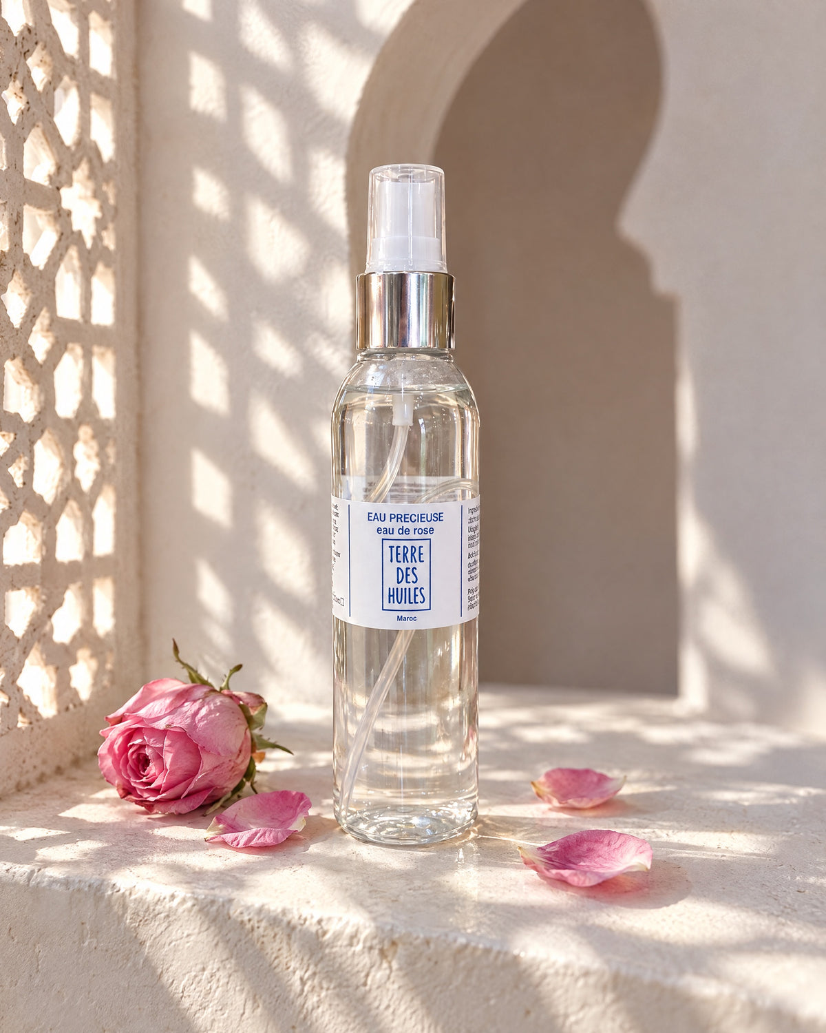 Eau de rose avec pétales de rose de Damas, lumière marocaine