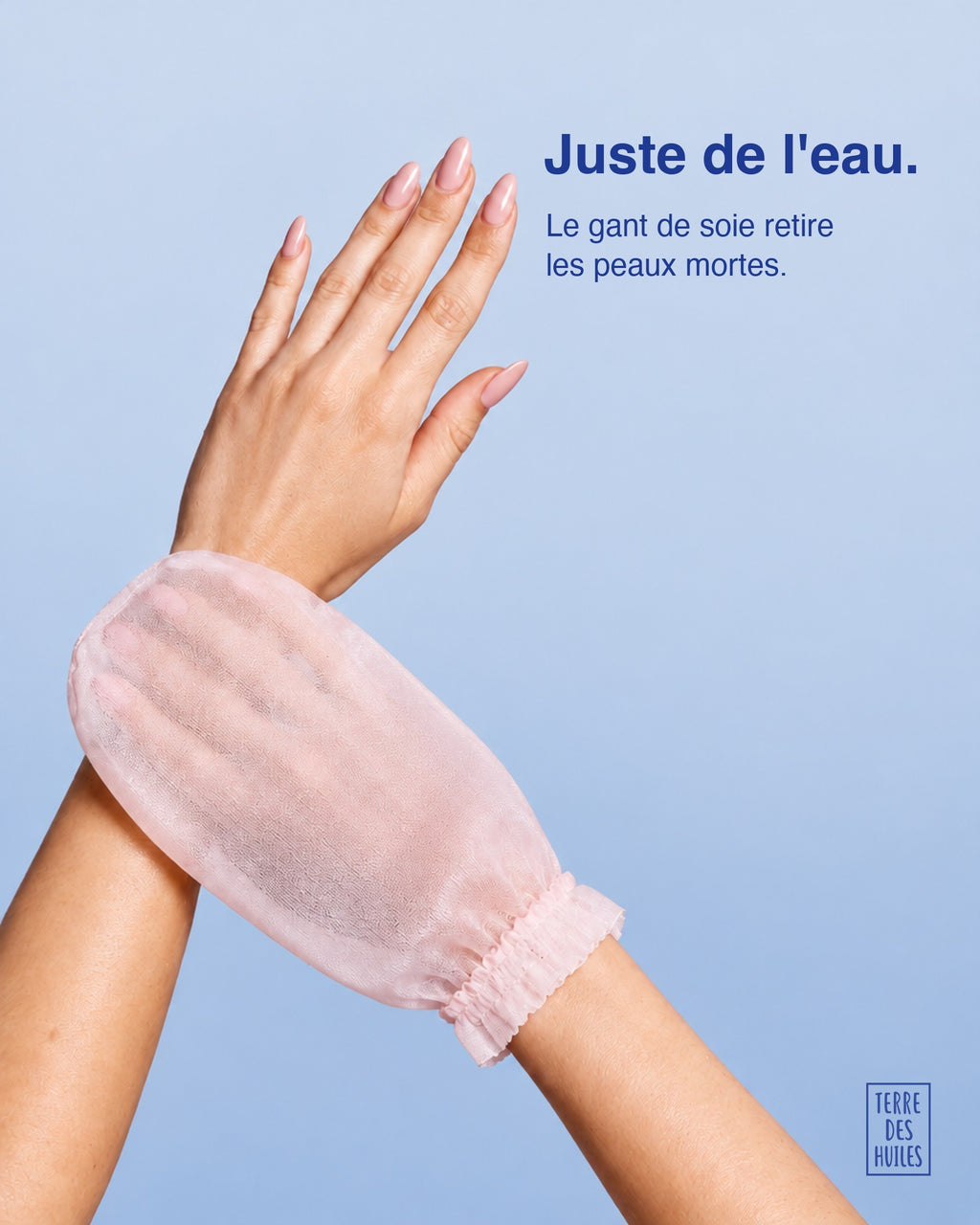 Gant de soie porté à la main, gommage juste avec de l'eau