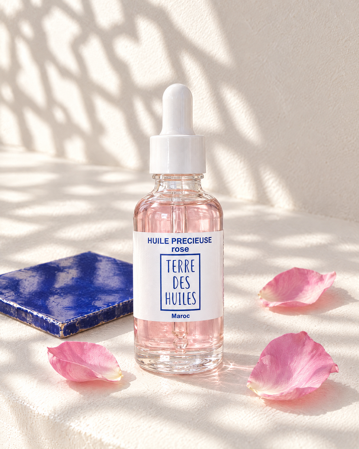 Huile précieuse de rose Terre Des Huiles avec pétales de rose, lumière marocaine
