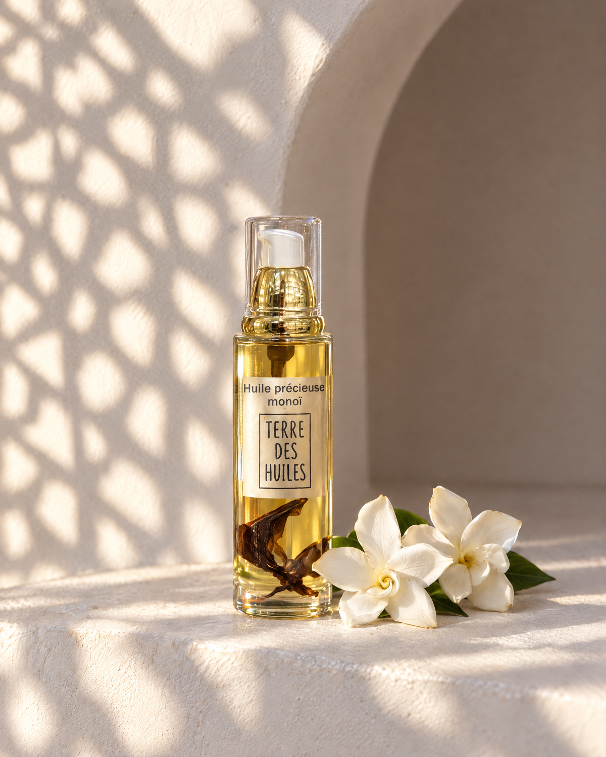 Huile précieuse au monoï Terre Des Huiles avec fleurs de tiaré, lumière marocaine