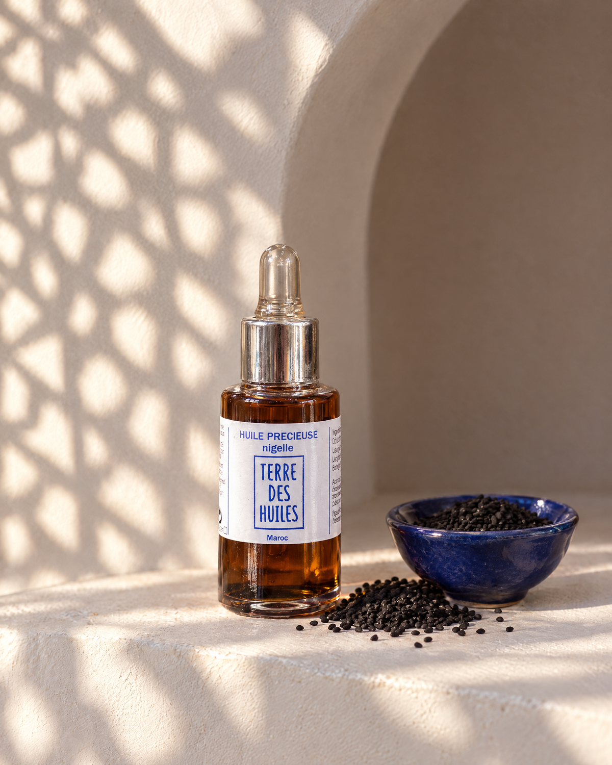 Huile précieuse de nigelle Terre Des Huiles avec graines de nigelle, lumière marocaine