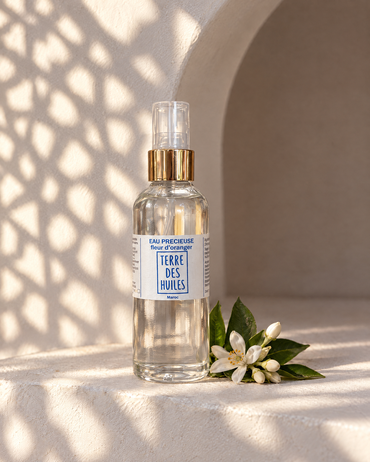 Eau de fleur d'oranger Terre Des Huiles en spray avec fleurs d'oranger, lumière marocaine