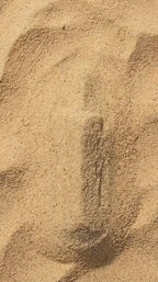 Huile précieuse spray solaire Terre Des Huiles émergeant du sable doré — rituel solaire naturel inspiré du Maroc