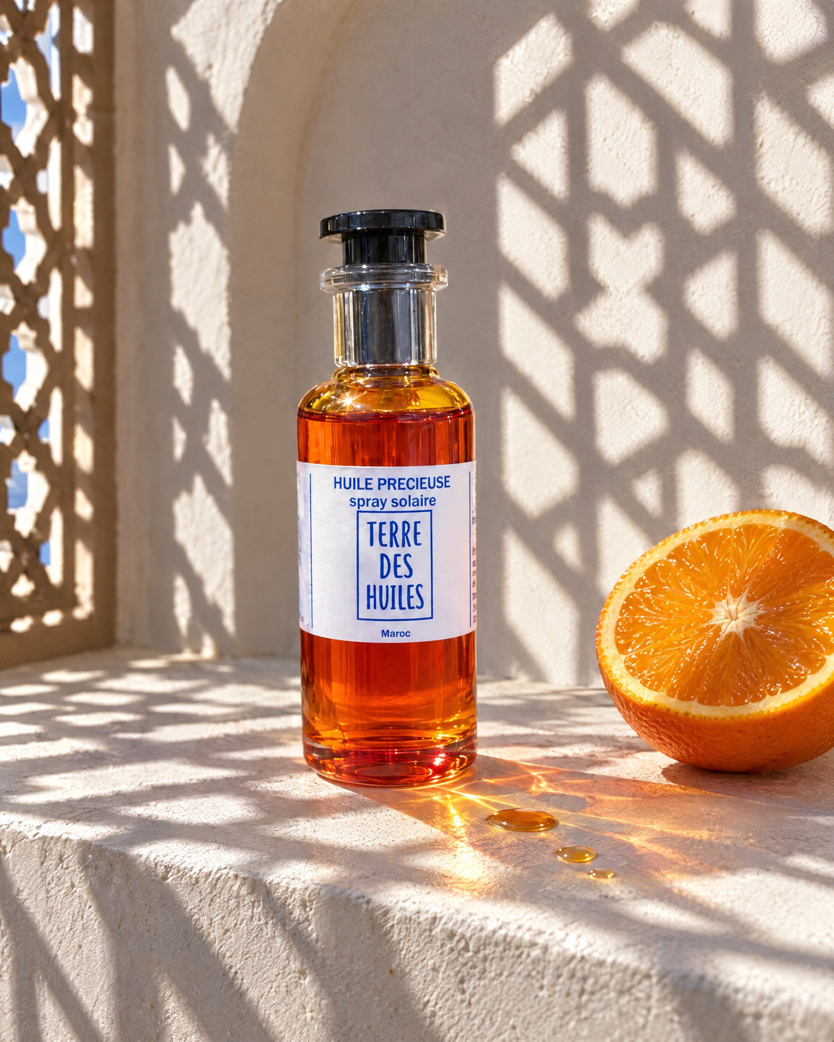 Huile précieuse solaire au soleil marocain, reflets orangés